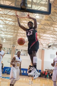 Duke recruit Justise Winslow leads the Mavericks to a 42-39 victory over Kinkaid. Winslow scored 21 points during the game in a spectacle that included dunks, three-point shots and layups.