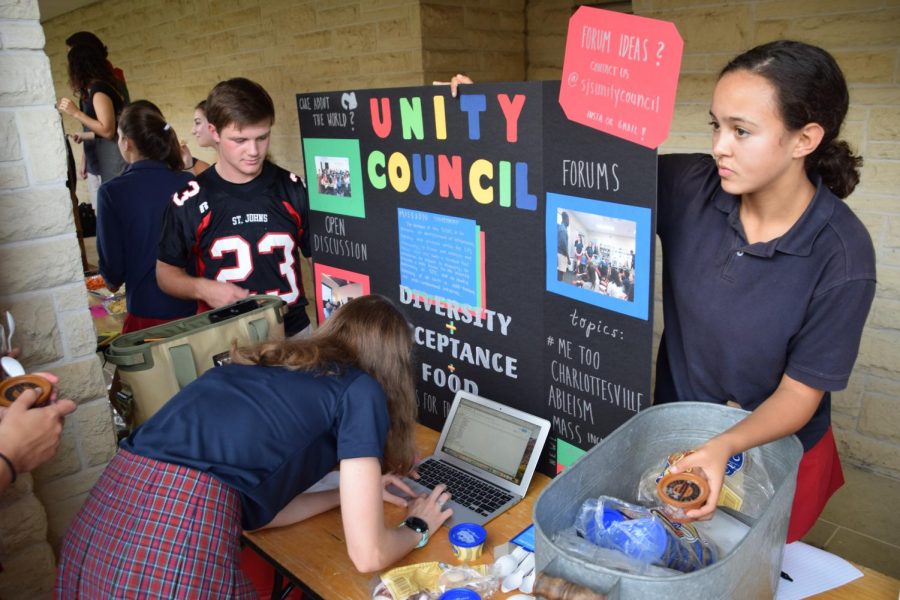 A freshman signs up for Unity Council, a club dedicated to promoting diversity and education about different cultures.
