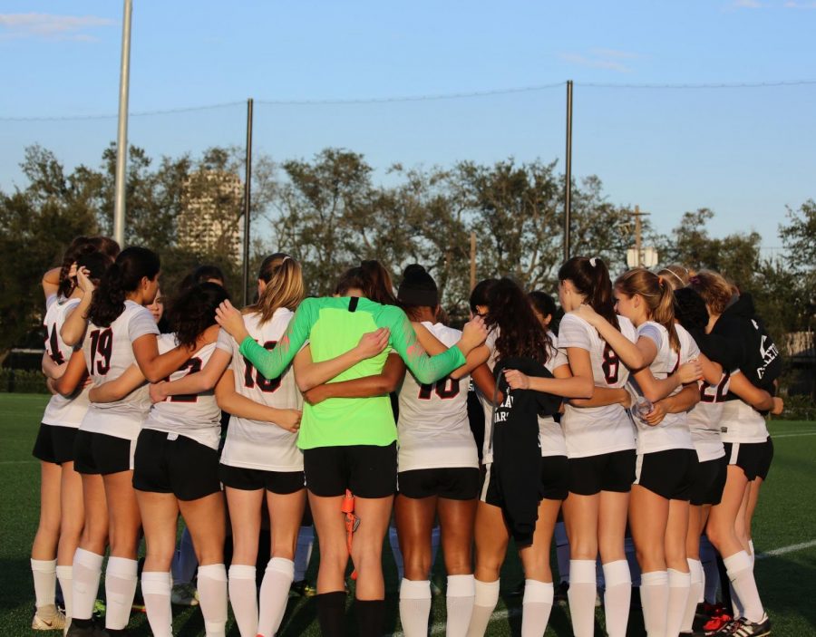 The+team+huddles+before+the+game.+As+of+Feb.+1%2C+the+girls+are+undefeated+in+SPC+counter+games.+