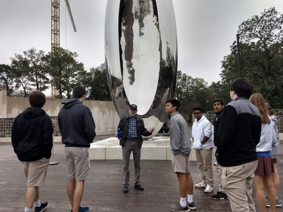 Havel talks to students about the piece Cloud Column outside the Glassell School of Art.