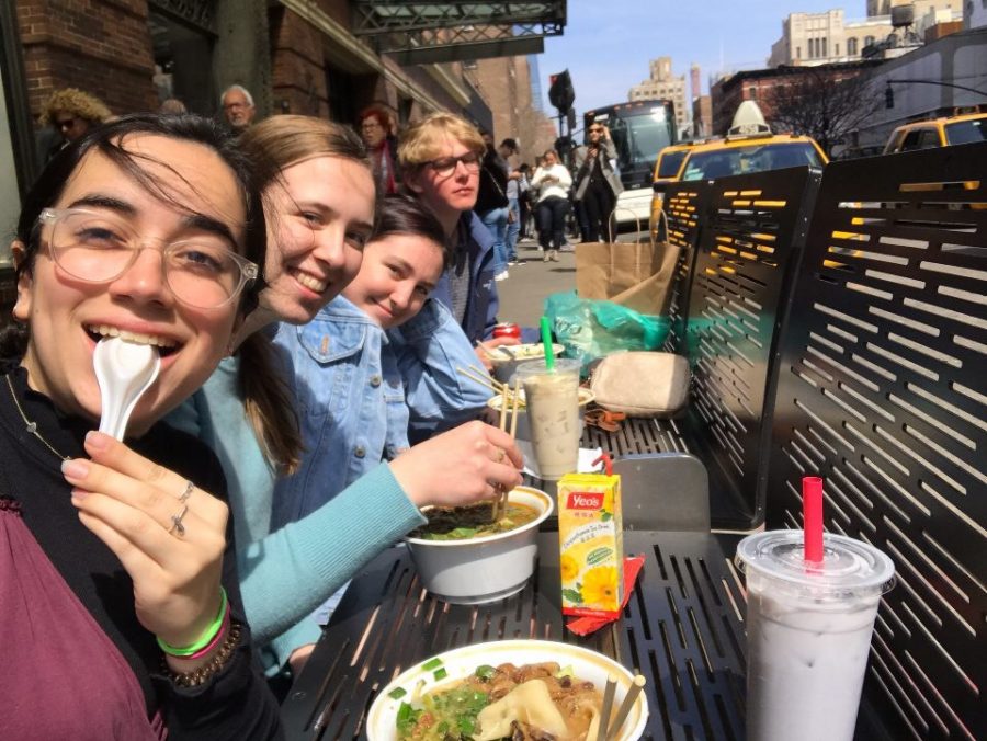 Art History students enjoy their lunch in between museum-hopping.