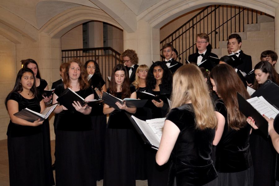 Kantorei+carols+under+the+archway+between+the+Great+Lawn+and+Plaza+after+last+years+Candlelight+service.
