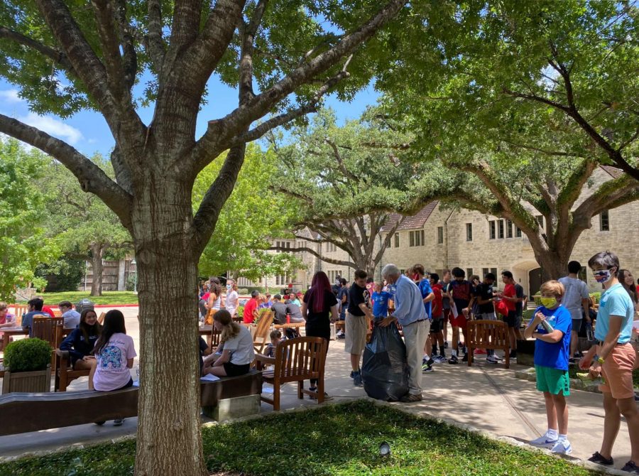 After a lunch spent mingling with peer leaders on the Plaza, freshmen Henry Chiao and Henry Johnston discuss potential scavenger hunt activities while pondering a tree. Orientation counselors had prepared boxed lunch and beverage tables while freshmen previewed their classes that morning.