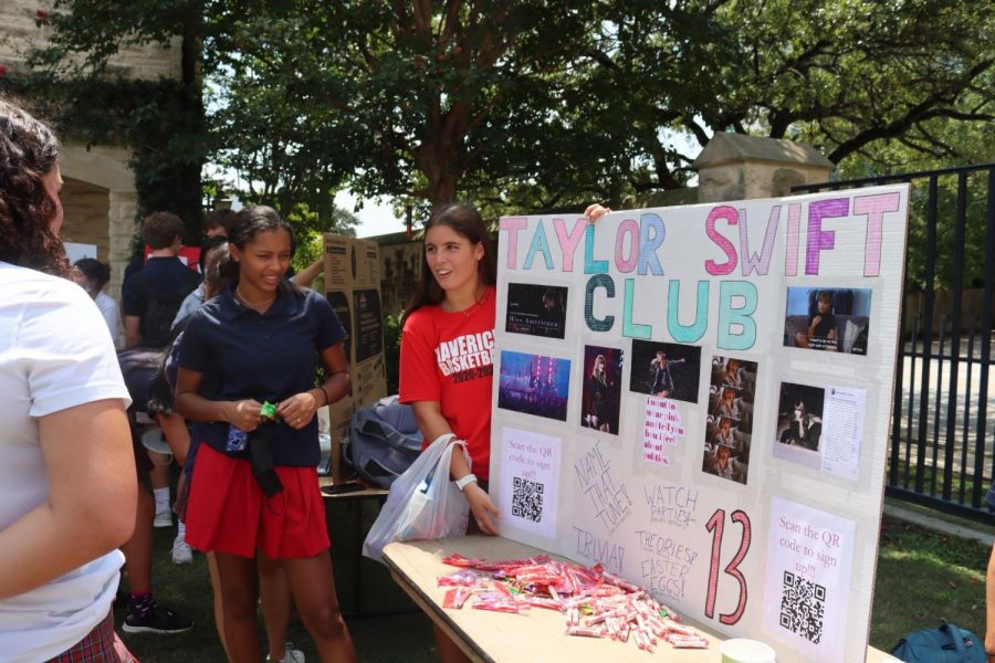 Seniors Nia Evans and Lucia Valderrabano entice students to join the Taylor Swift Club at club fair with sweet treats. 