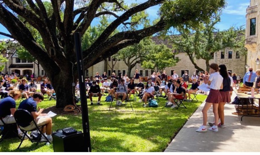 Students gathered in the plaza for the Unity Council forum about Russia and Ukraine.