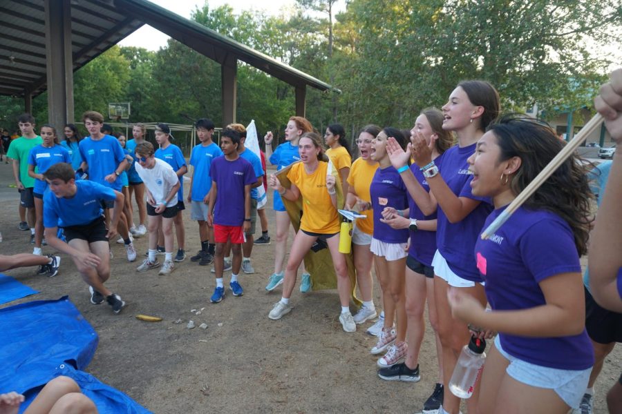 Seniors+and+freshmen+cheer+on+their+house+teammates+during+the+freshmen+retreat+relay+race.